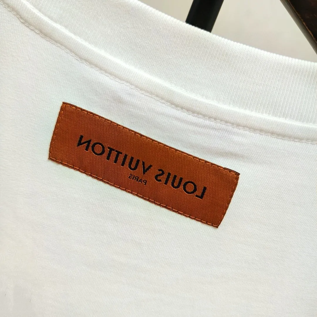 🅿️190 lv co-branded labubu🌟New summer style🎽made of pure cotton fabric, super soft and skin-friendly! High-end hand-painted printing with logo, design embellishment, neat and detailed wiring inside, making the upper body fashionable! High-end and versatile model, the quality is visible! Size: S-XXL Color: black, white